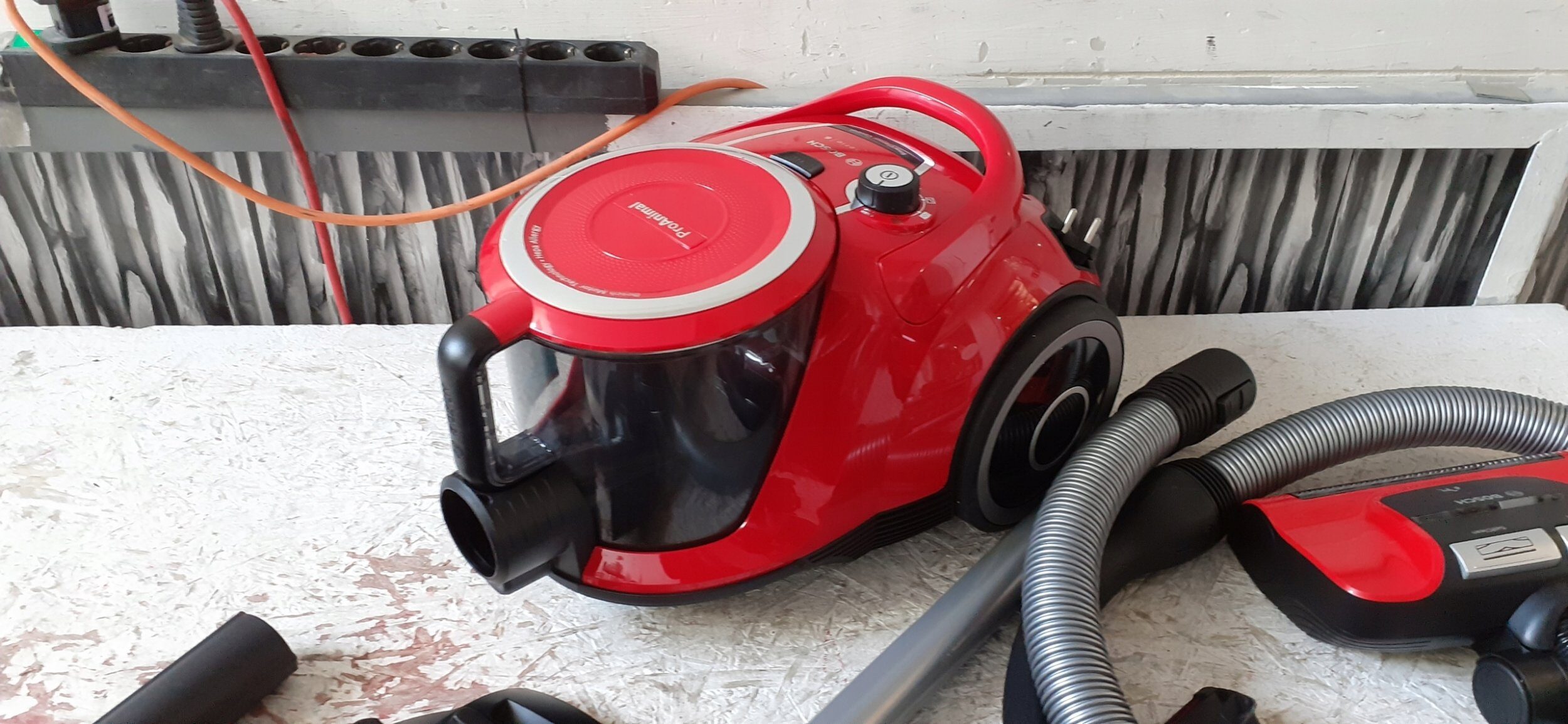 Odkurzacz Bosch Series 6 ProAnimal 700 W bezworkowy czerwony odkurzacz BGS41PET1 (4242005202300)