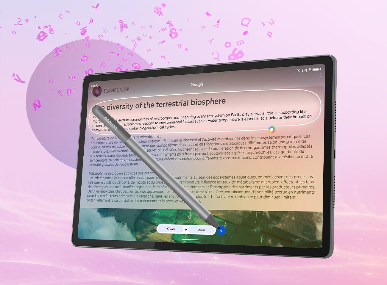 Tablet Idea Tab Plus pokazany przodem, na ekranie tekst, przed urządzeniem rysik