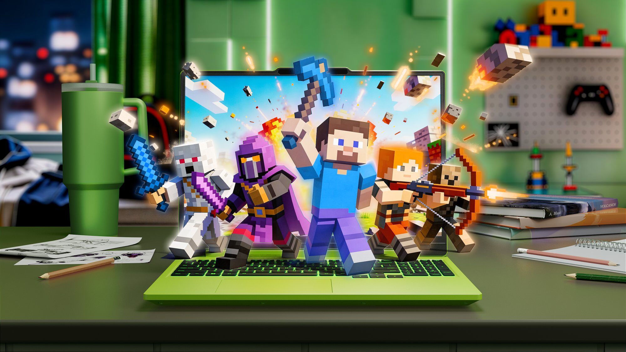 Na zielonej klawiaturze laptopa stoją cztery postacie z gry Minecraft, a na ekranie wyświetla się krajobraz z gry, podczas gdy w tle widać biurko z kubkiem, książkami i zabawkami.