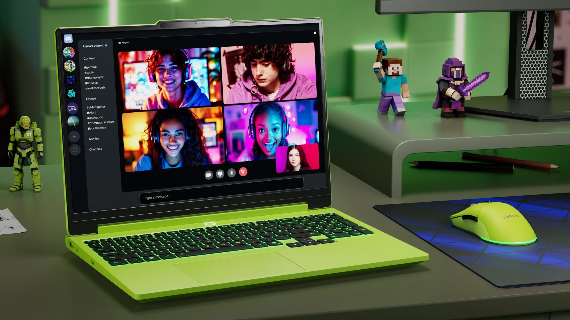 Jasnozielony laptop z podświetlaną klawiaturą ustawiony na biurku, na ekranie którego wyświetlana jest rozmowa wideo na platformie Discord z czterema uczestnikami, a obok znajdują się figurki postaci z gier oraz myszka gamingowa.