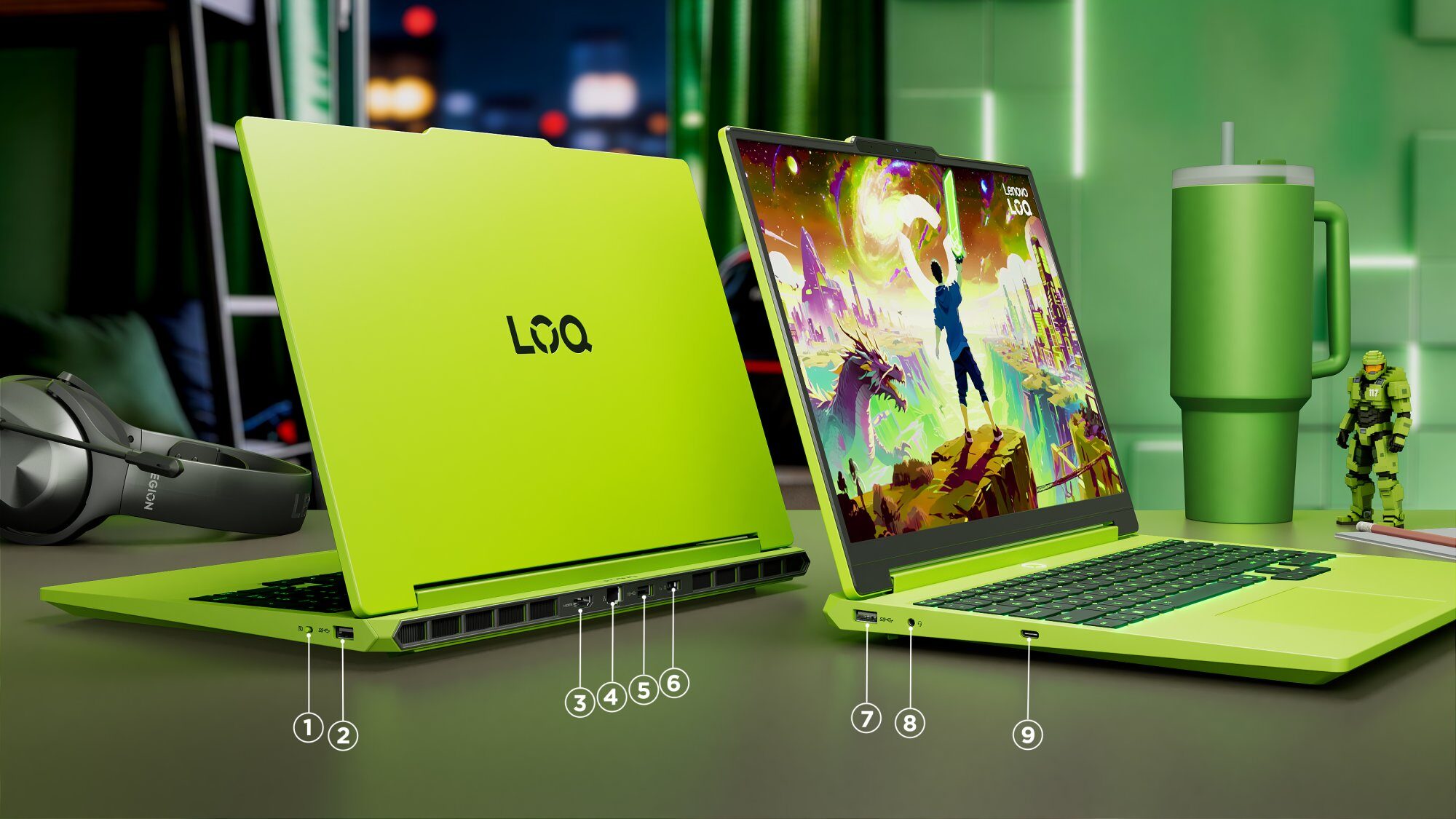 Jasnozielony laptop gamingowy LOQ z otwartą klapą, na której widnieje logo marki, stoi obok słuchawek i zielonego kubka termicznego na biurku, z widokiem na ekran wyświetlający grafikę z gry fantasy.